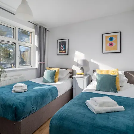 Stylish 3 Bedrooms 20 Mins To London With Balcony - Open For Long And Families Relocating *