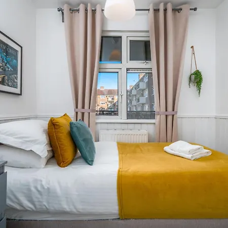 Apartment Stylish 3 Bedrooms 20 Mins To London With Balcony - Open For Long And Families Relocating