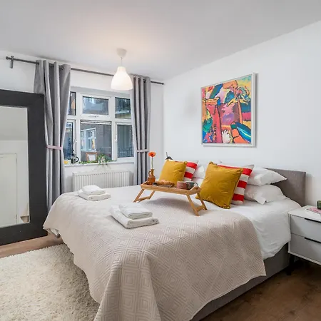 Stylish 3 Bedrooms 20 Mins To London With Balcony - Open For Long And Families Relocating Apartment *