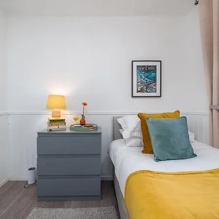 Apartment Stylish 3 Bedrooms 20 Mins To London With Balcony - Open For Long And Families Relocating *