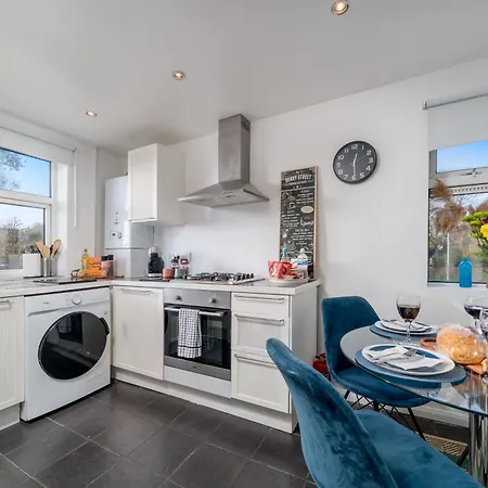 Stylish 3 Bedrooms 20 Mins To London With Balcony - Open For Long And Families Relocating Apartment Woodford