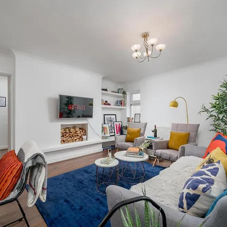 Stylish 3 Bedrooms 20 Mins To London With Balcony - Open For Long And Families Relocating *
