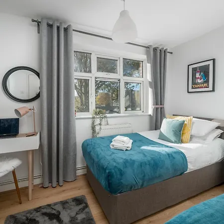 Stylish 3 Bedrooms 20 Mins To London With Balcony - Open For Long And Families Relocating Woodford