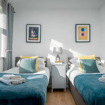 Stylish 3 Bedrooms 20 Mins To London With Balcony - Open For Long And Families Relocating * Woodford