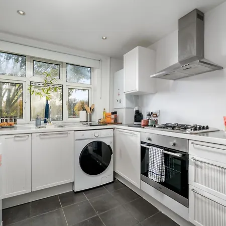 Stylish 3 Bedrooms 20 Mins To London With Balcony - Open For Long And Families Relocating