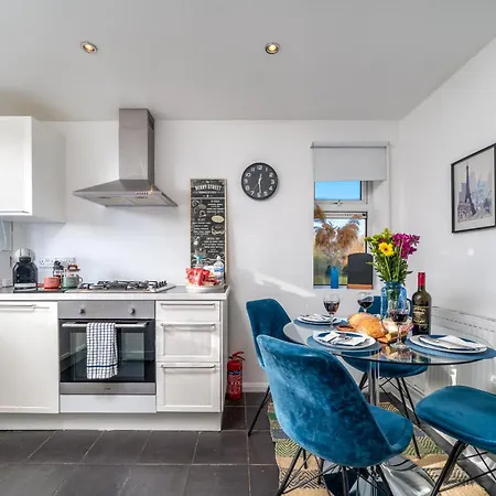 Stylish 3 Bedrooms 20 Mins To London With Balcony - Open For Long And Families Relocating *