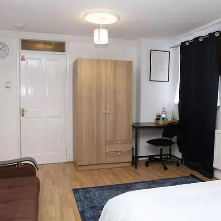 The Entire 4 Bedroom House Near Victoria Park And In Bow E3