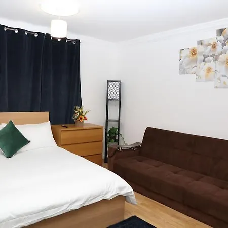 The Entire 4 Bedroom House Near Victoria Park And In Bow E3 Ferienhaus London