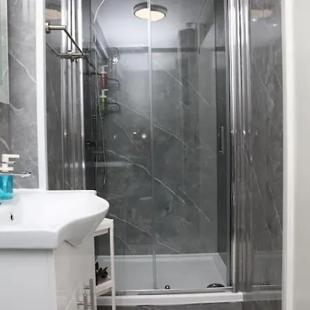 The Entire 4 Bedroom House Near Victoria Park And In Bow E3