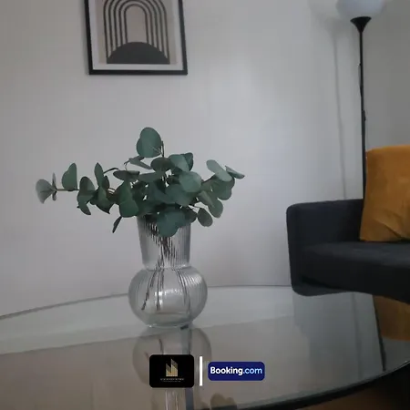 Stylish 2 Bedroom By Luxe Haven Homes Short Lets & Serviced Canning Town Greater With Free Wifi Apartment London