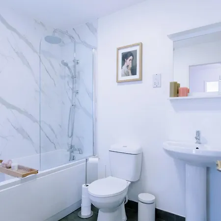 3-bed Sanctuary, Free Parking - Barking Riverside Holiday home *