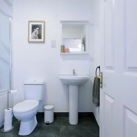 3-bed Sanctuary, Free Parking - Barking Riverside Holiday home *
