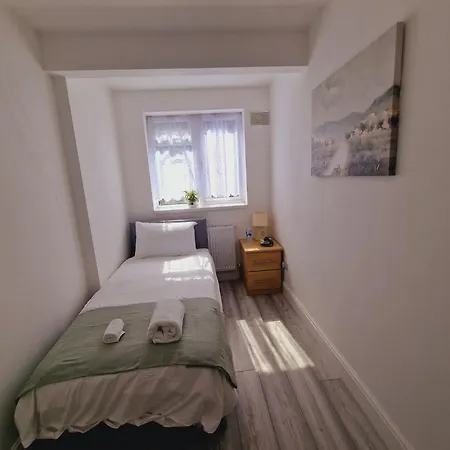 Modern 3 Bedroom - Docklands Apartment London