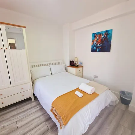 Modern 3 Bedroom - Docklands