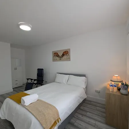 Modern 3 Bedroom - Docklands Apartment