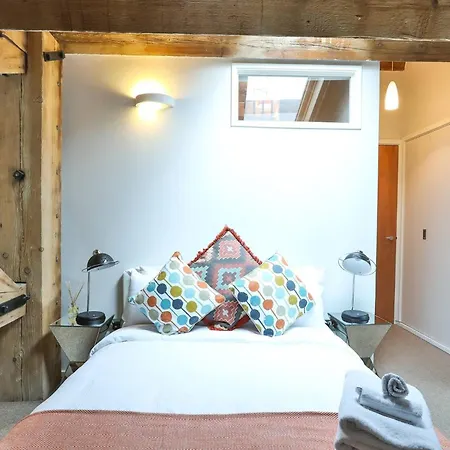 Wild Roses Serviced - Excel Warehouse 1 * London