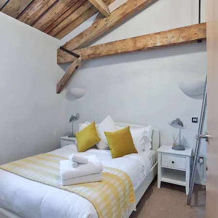 Wild Roses Serviced - Excel Warehouse 1 Apartment London