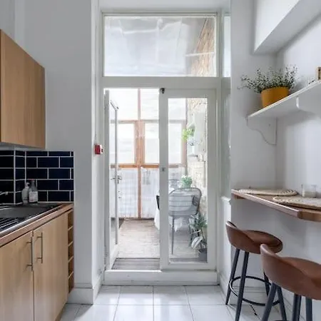 Flat In Victorian West Kensington Mansion With Balcony