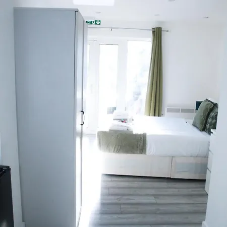 Harrow Cozy With Free Parking Apartment