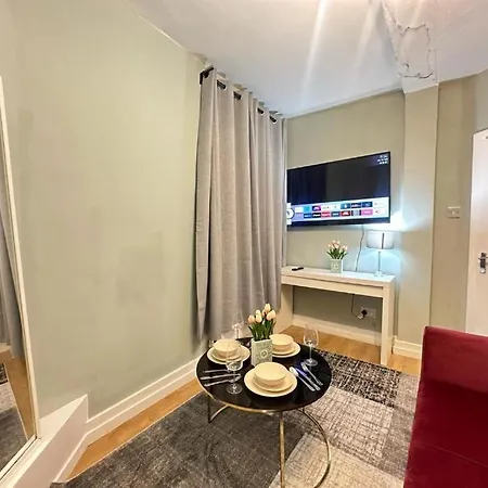 Comfortable Family Near Eye London