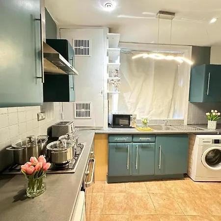 Comfortable Family Near Eye * London