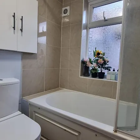 Big Double Room, 20 Mins To * London