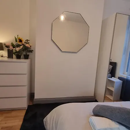 Big Double Room, 20 Mins To Guest house