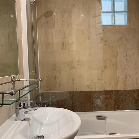 One Bedroom Newly Refurbished Flat *