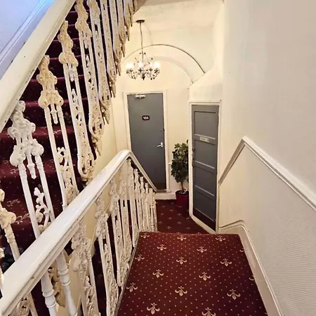Hyde Park Court Hotel 2*