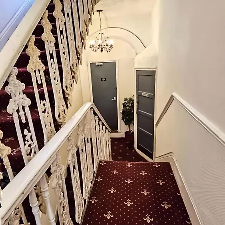 Hyde Park Court 2*