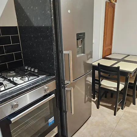Mitcham Junction - 2 Bed - Sleeps 6 Apartment London