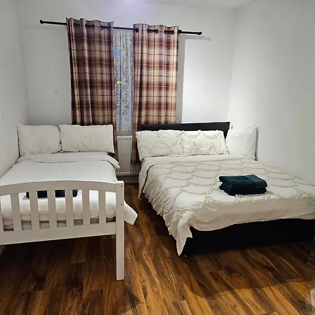 Mitcham Junction - 2 Bed - Sleeps 6 *