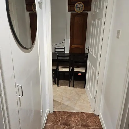 Mitcham Junction - 2 Bed - Sleeps 6 * London