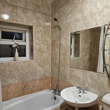 Apartment Mitcham Junction - 2 Bed - Sleeps 6 *