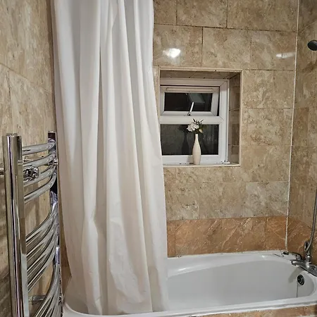 Apartment Mitcham Junction - 2 Bed - Sleeps 6 London