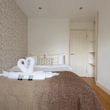 Fulham Spacious & Luxe House With Parking & Garden Apartment London