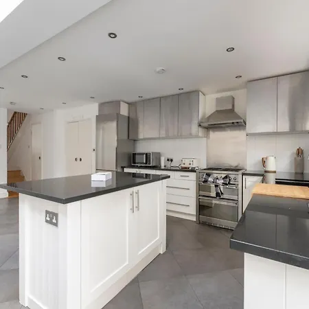 Fulham Spacious & Luxe House With Parking & Garden Apartment *