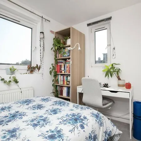 Comfortable 3-bed Flat In Vibrant Camberwell Apartment