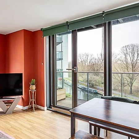 Vibrant And Modern With Canal Views Apartment