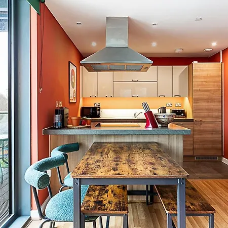 Vibrant And Modern With Canal Views Apartment