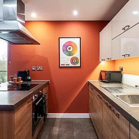 Vibrant And Modern With Canal Views *