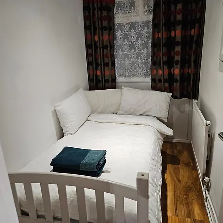 Mitcham Junction - 2 Bed - Sleeps 6 Apartment London