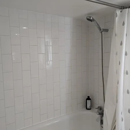 Bright And Spacious Victorian Conversion Apartment London
