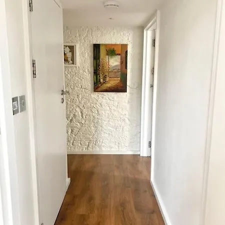 Bright And Spacious Victorian Conversion Apartment *