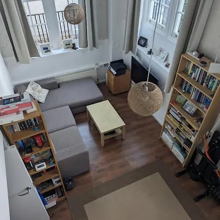 Apartment Bright And Spacious Victorian Conversion London
