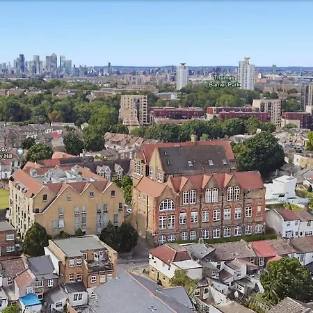 Bright And Spacious Victorian Conversion Apartment London