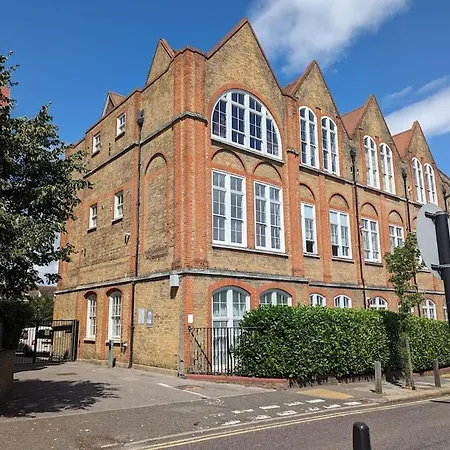 Bright And Spacious Victorian Conversion Apartment