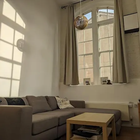 Apartment Bright And Spacious Victorian Conversion London