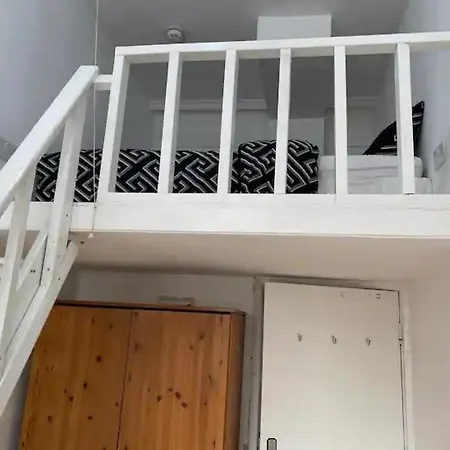 Large House In London's Trendiest Area Homestay *