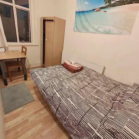 Large House In London's Trendiest Area Homestay
